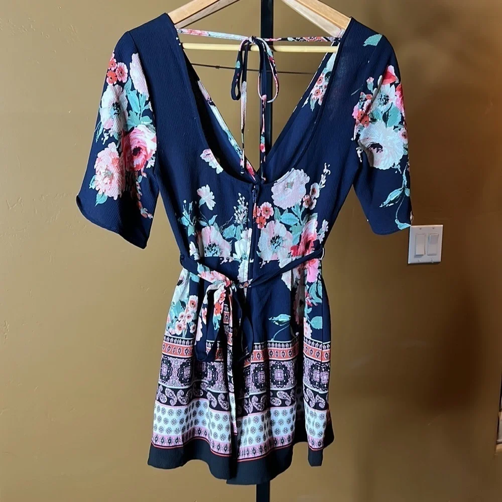 Three Pink Hearts Navy Floral Boho Romper Open Back Tie Waist Shorts Size XS - Picture 7 of 15
